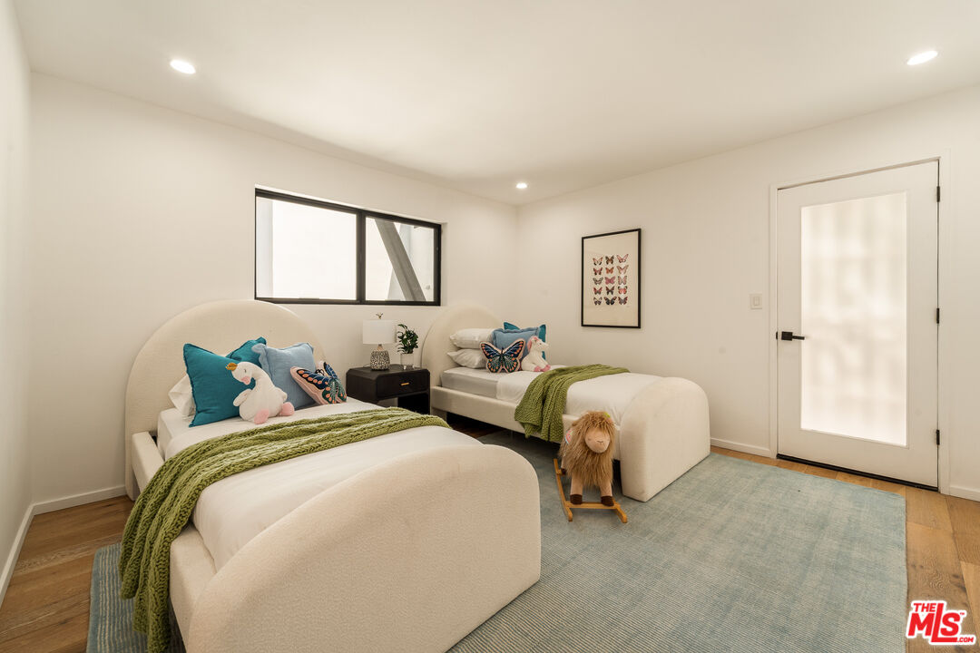 11587 Sunshine Ter, Studio City