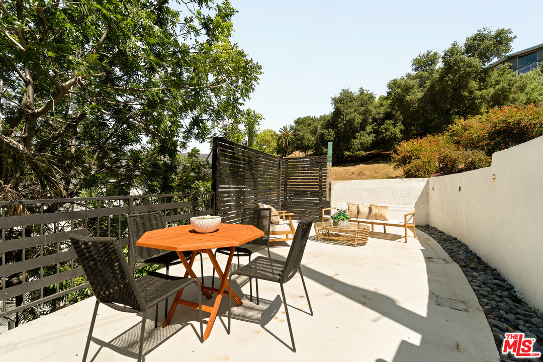 11587 Sunshine Ter, Studio City