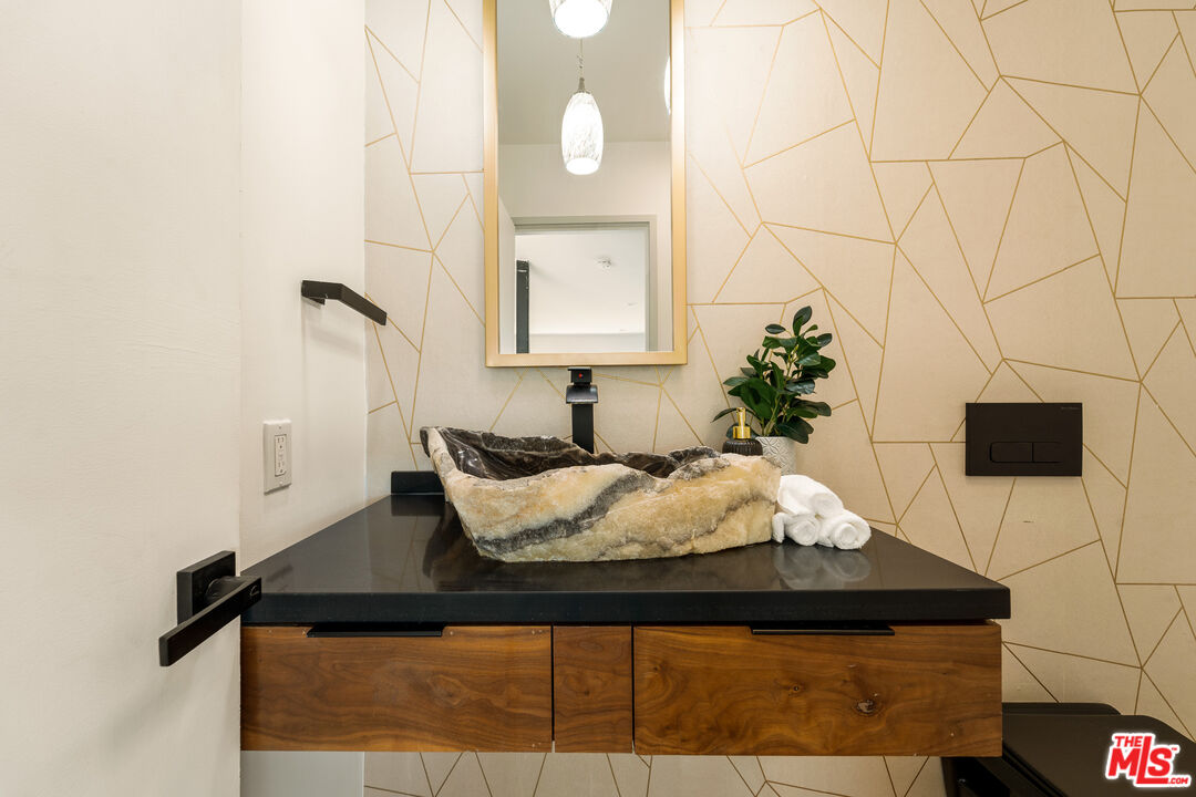 11587 Sunshine Ter, Studio City