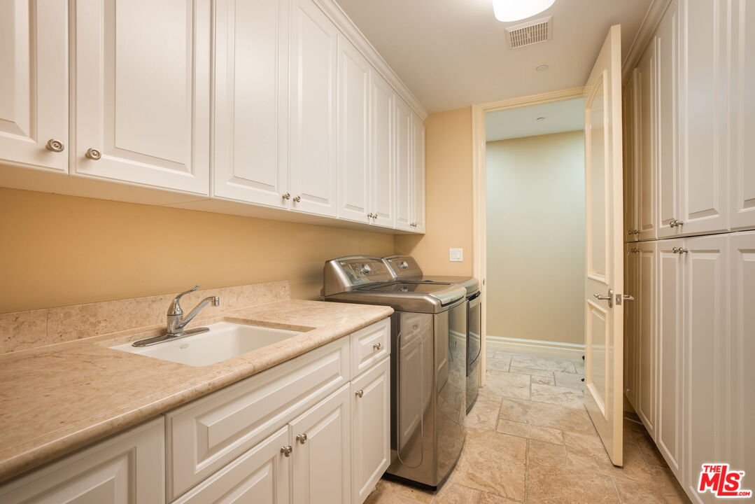3691 Benedict Canyon Ln, Sherman Oaks 
