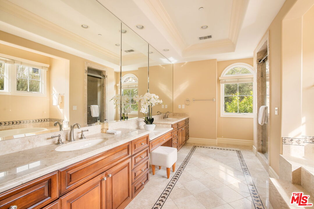3691 Benedict Canyon Ln, Sherman Oaks 
