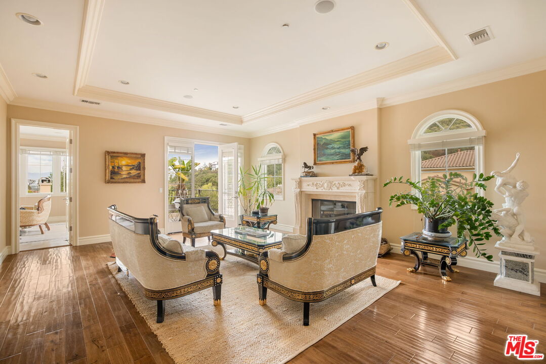 3691 Benedict Canyon Ln, Sherman Oaks 