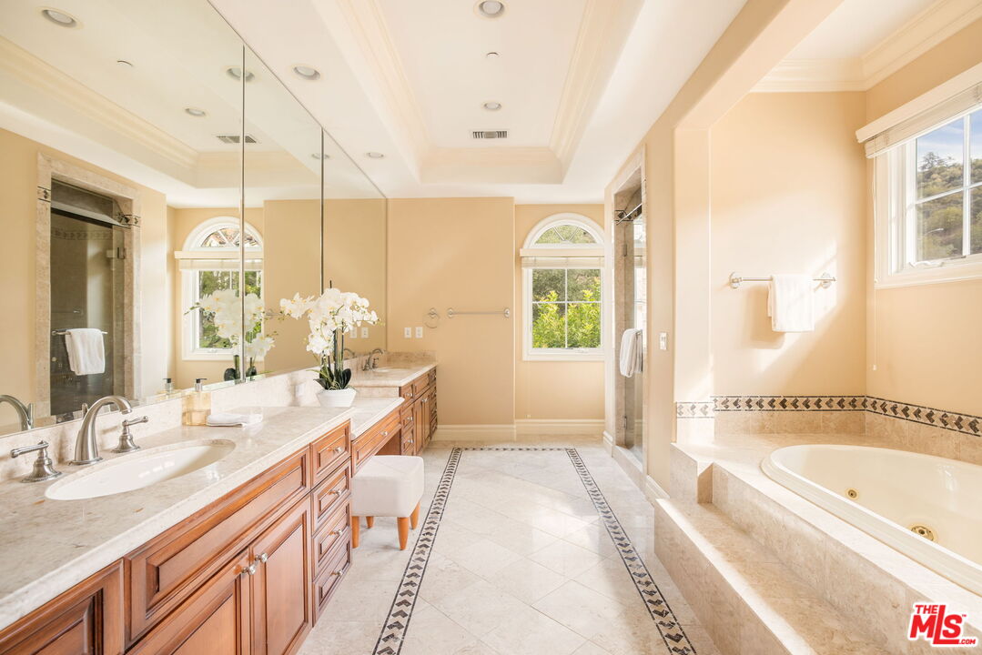 3691 Benedict Canyon Ln, Sherman Oaks 