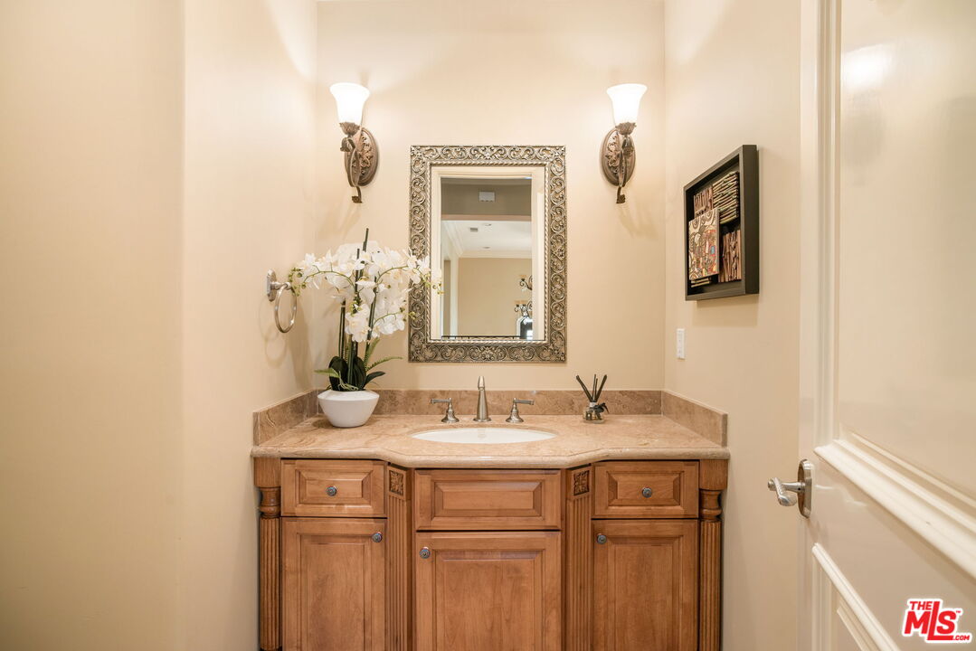 3691 Benedict Canyon Ln, Sherman Oaks 