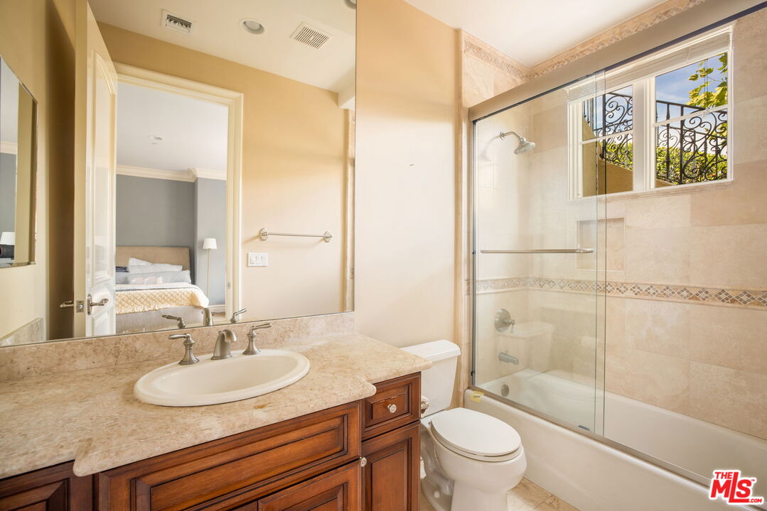 3691 Benedict Canyon Ln, Sherman Oaks 