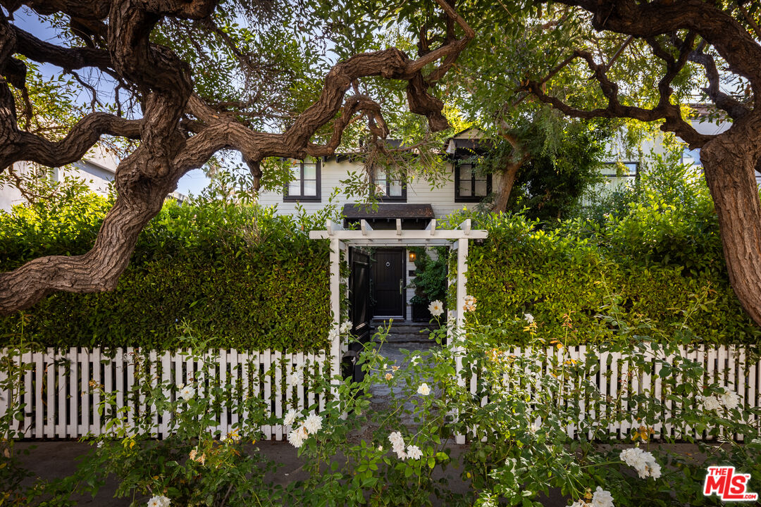 636 Huntley Dr, West Hollywood