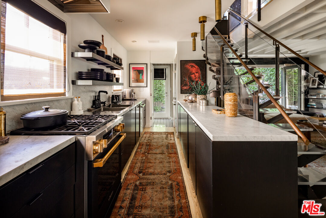 636 Huntley Dr, West Hollywood