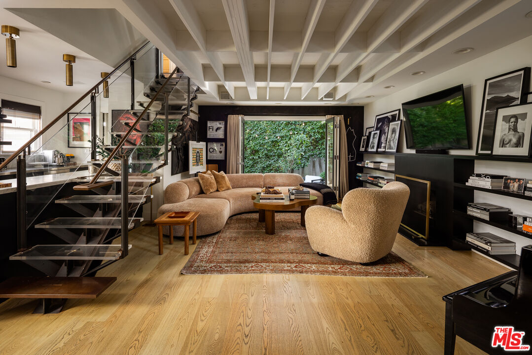 636 Huntley Dr, West Hollywood