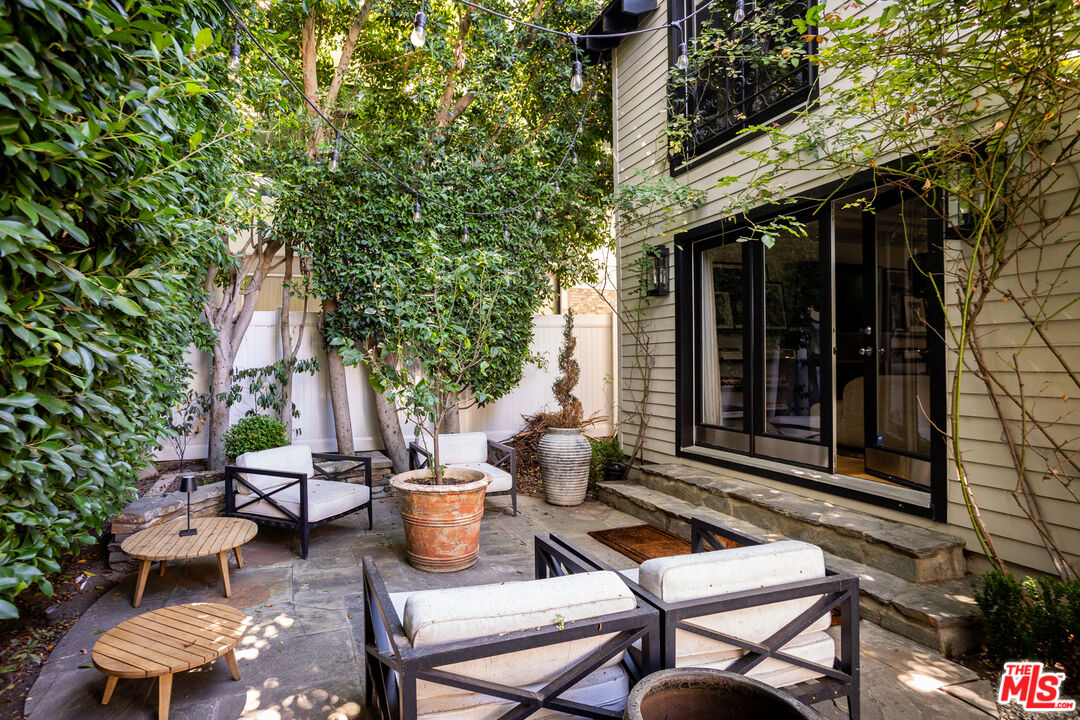 636 Huntley Dr, West Hollywood