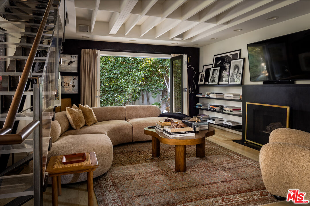 636 Huntley Dr, West Hollywood