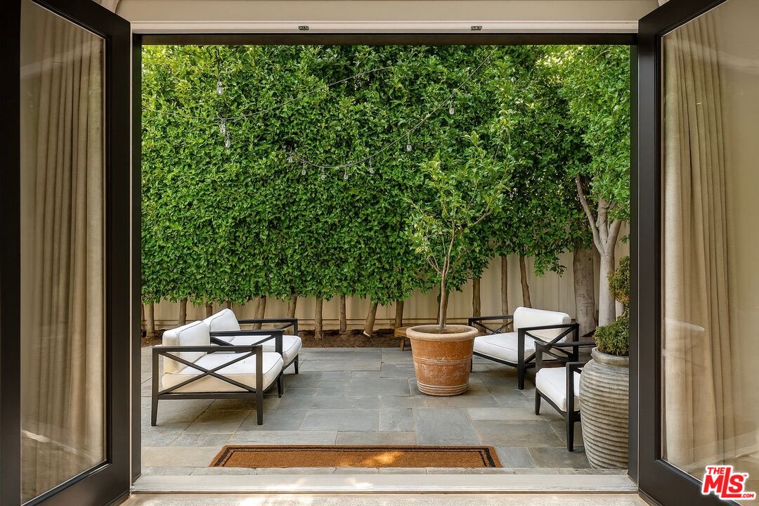 636 Huntley Dr, West Hollywood