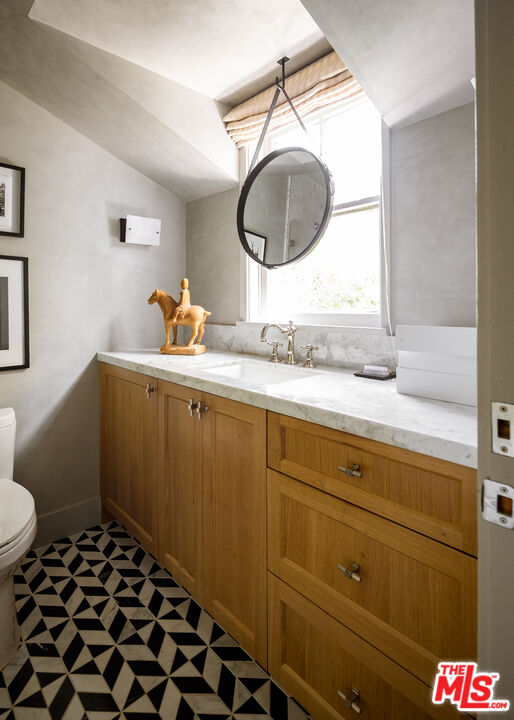 636 Huntley Dr, West Hollywood