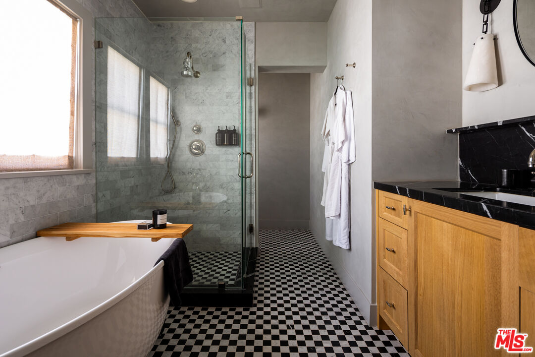 636 Huntley Dr, West Hollywood