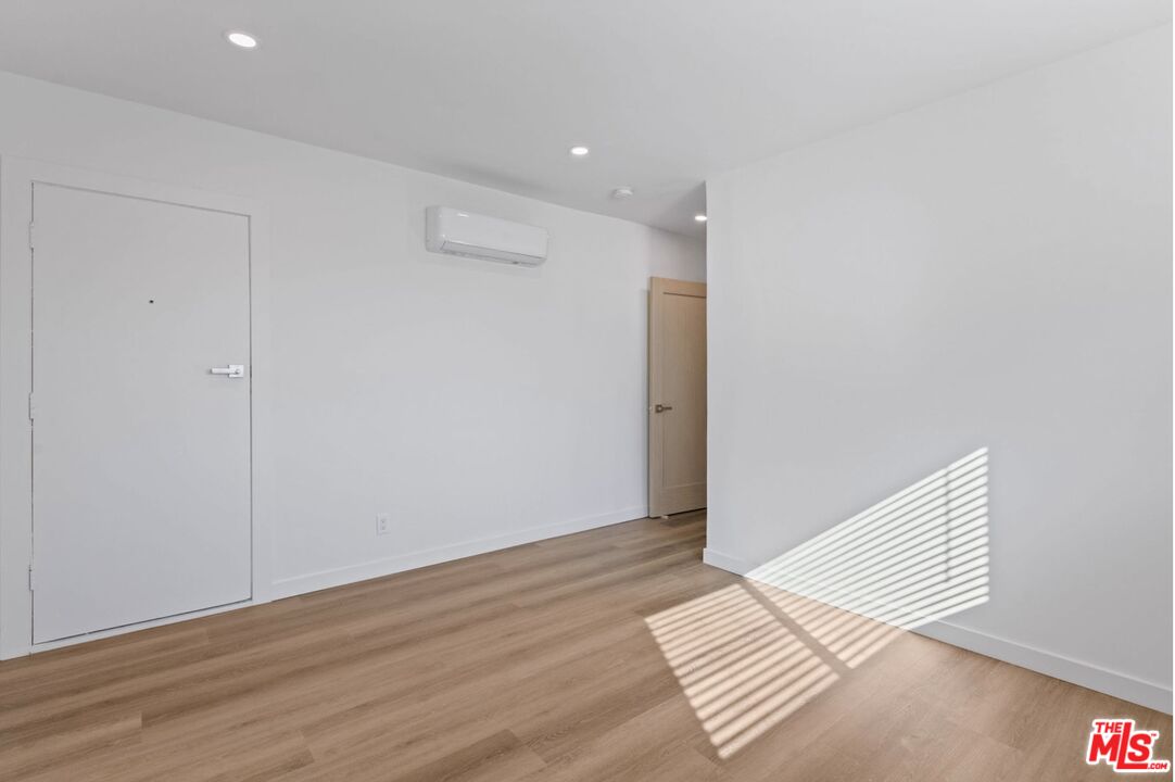 2449 N Beachwood Dr Unit: 9