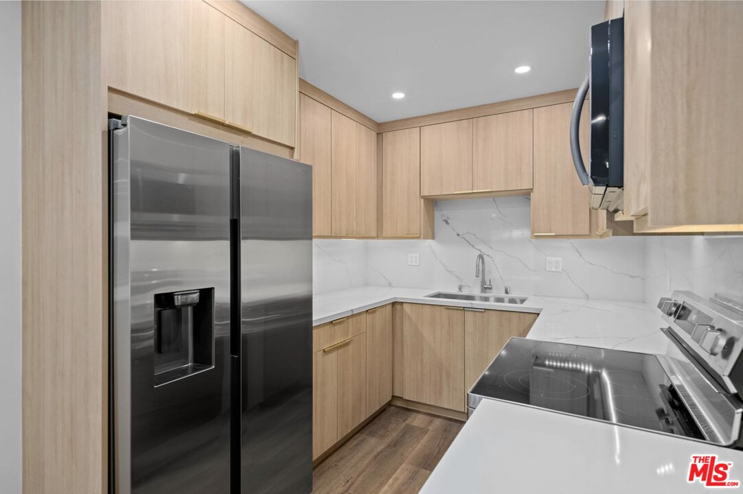 2449 N Beachwood Dr Unit: 13, Hollywood Hills