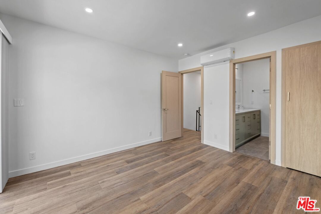 2449 N Beachwood Dr Unit: 13, Hollywood Hills