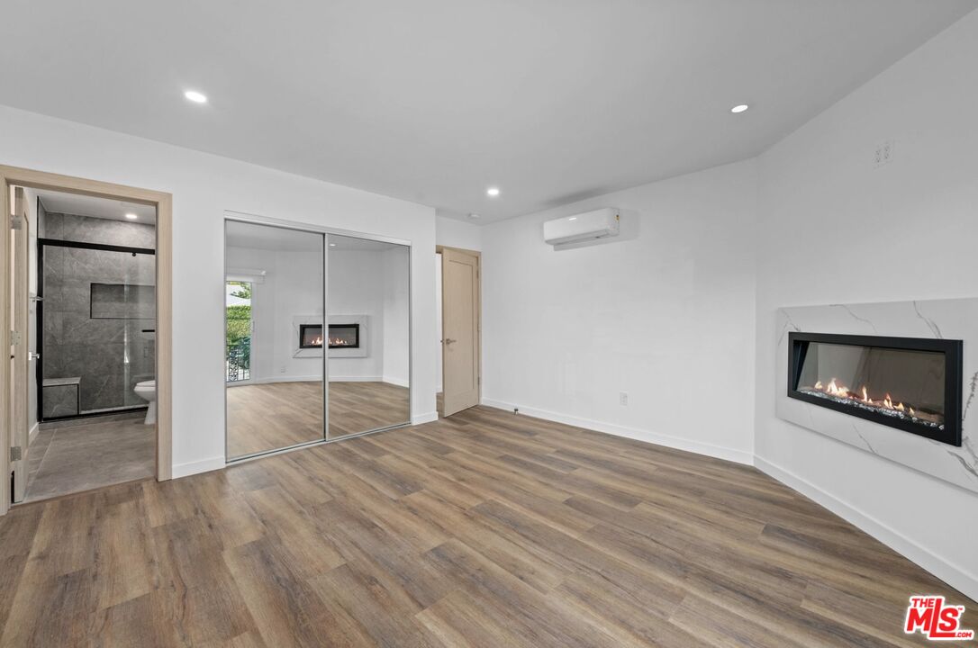 2449 N Beachwood Dr Unit: 13, Hollywood Hills