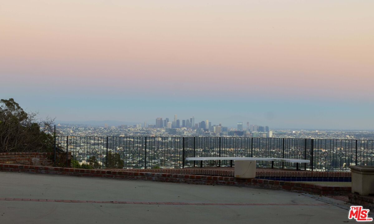 8900 Evanview Dr, Sunset Strip