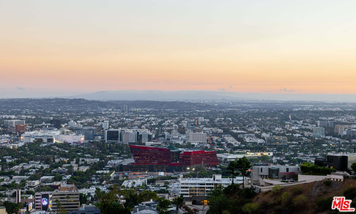 8900 Evanview Dr, Sunset Strip