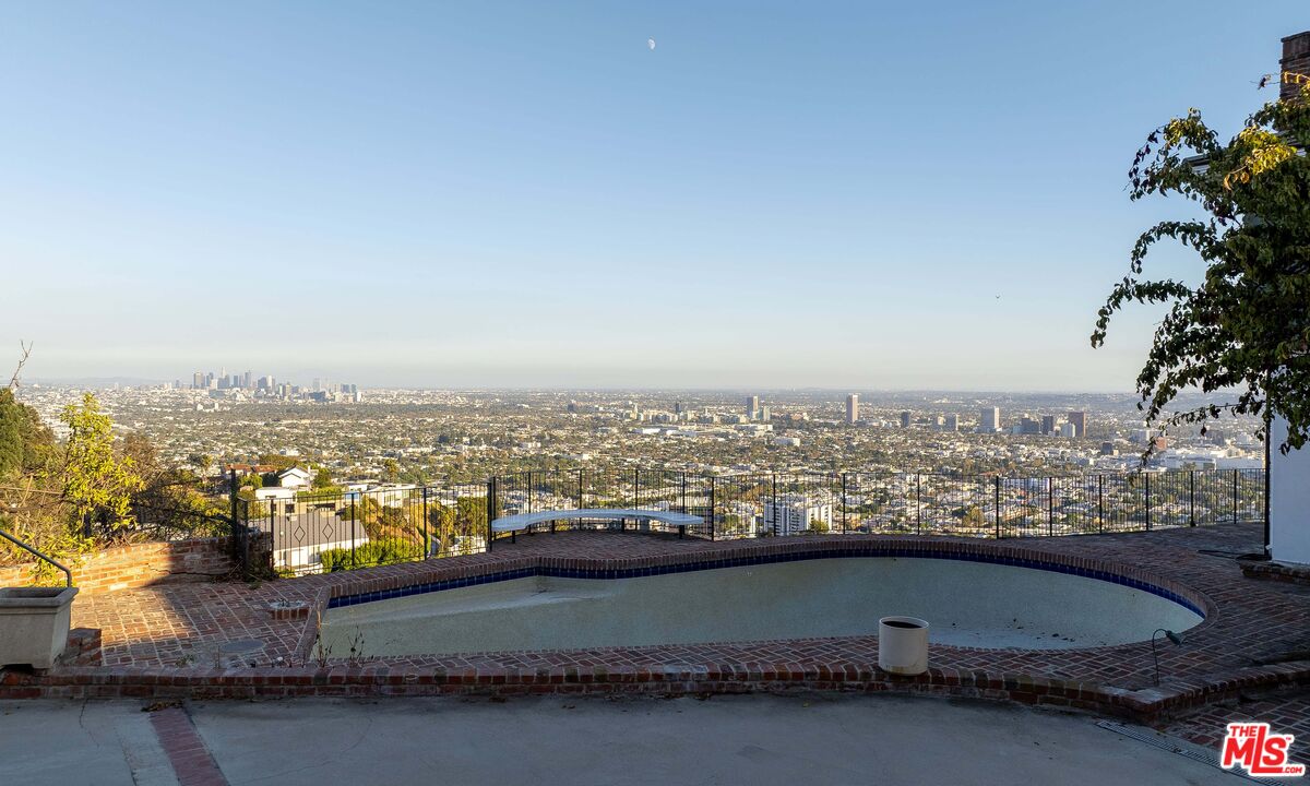 8900 Evanview Dr, Sunset Strip