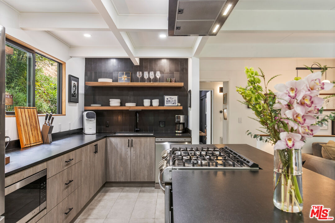 3112 Ledgewood Dr, Hollywood Hills