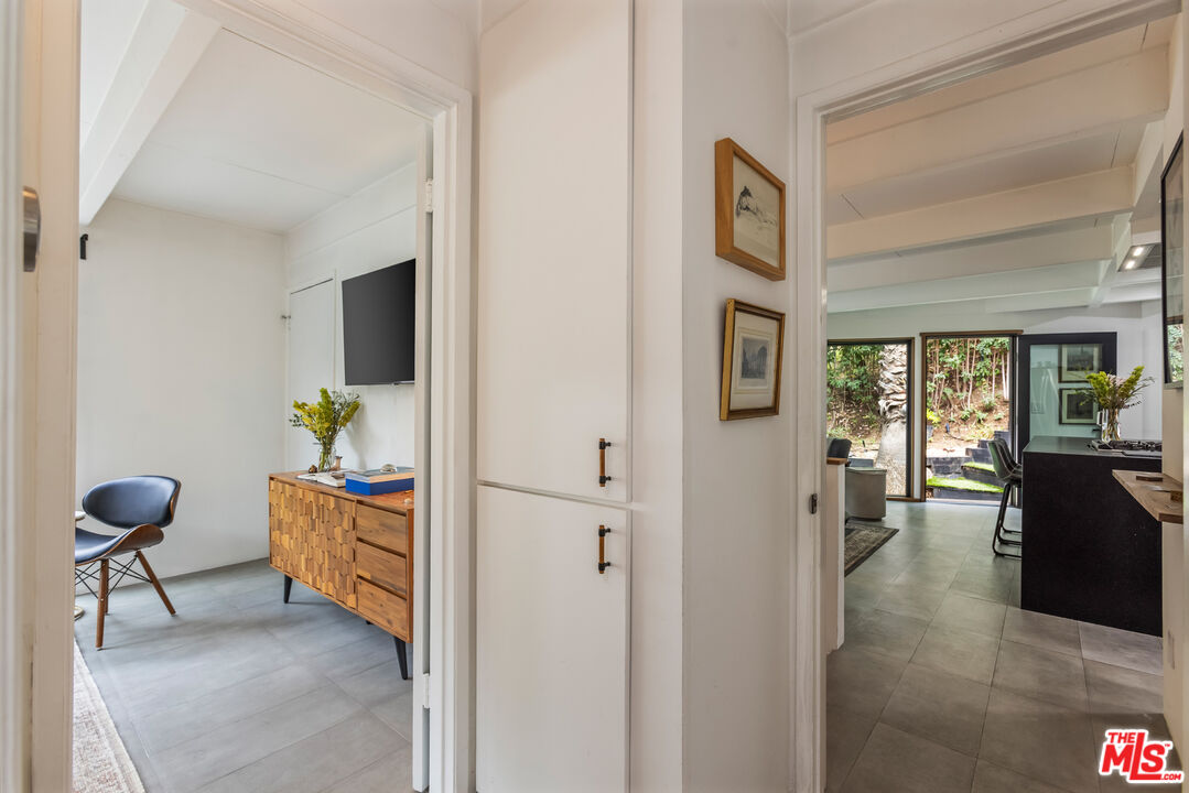 3112 Ledgewood Dr, Hollywood Hills