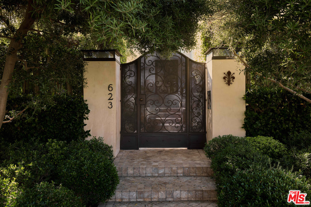 623 N Alta Dr, Beverly Hills 