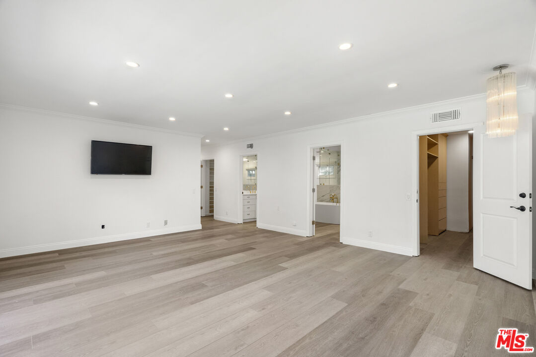 3217 Hutton Dr, Beverly Hills 