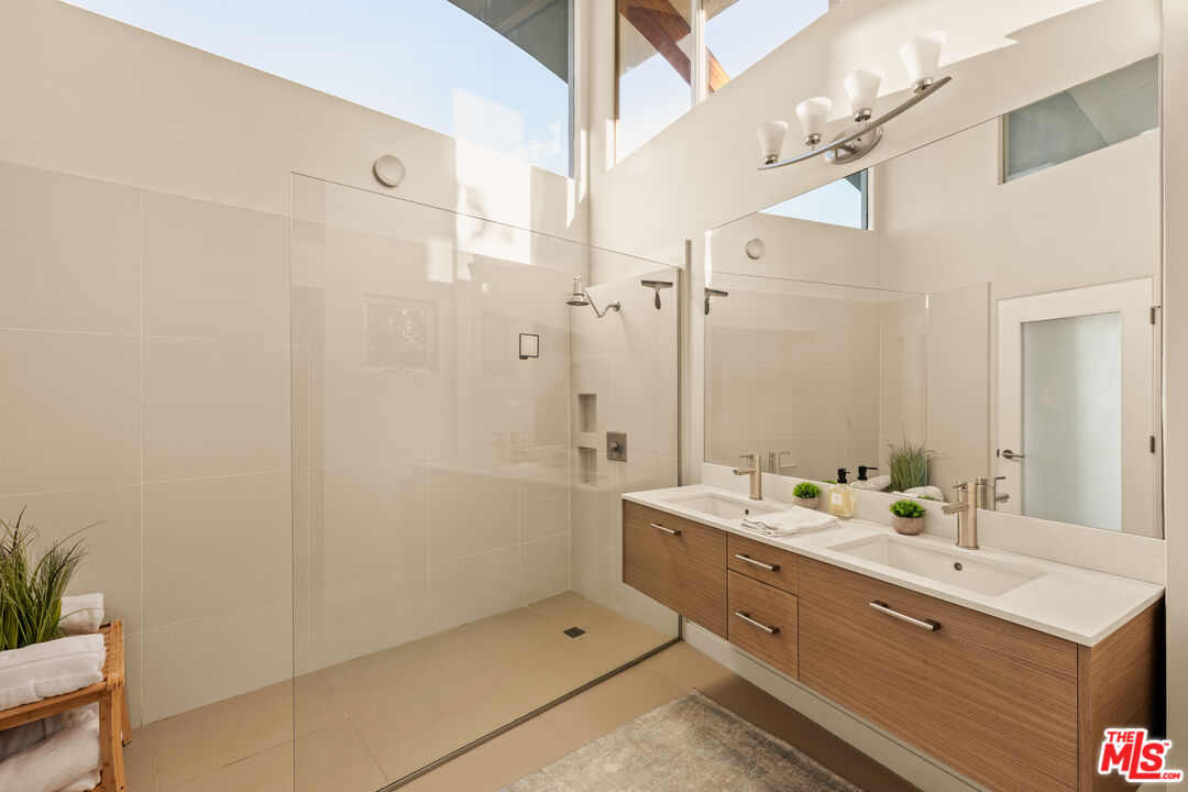 3631 Sunswept Dr, Studio City 