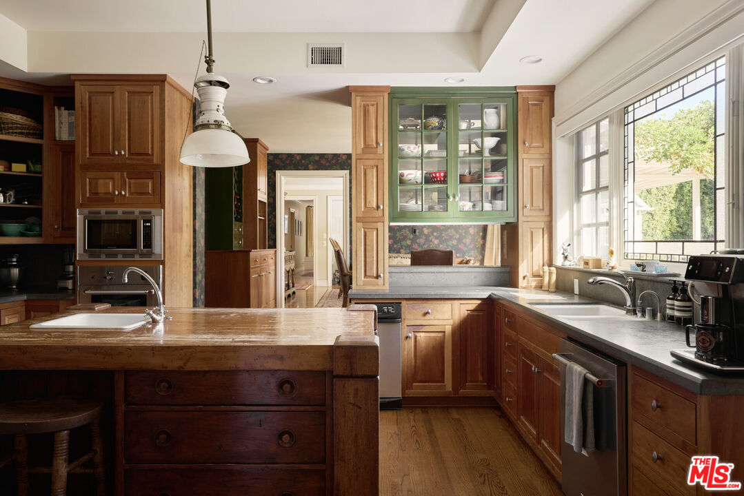 196 Granville Ave, Brentwood