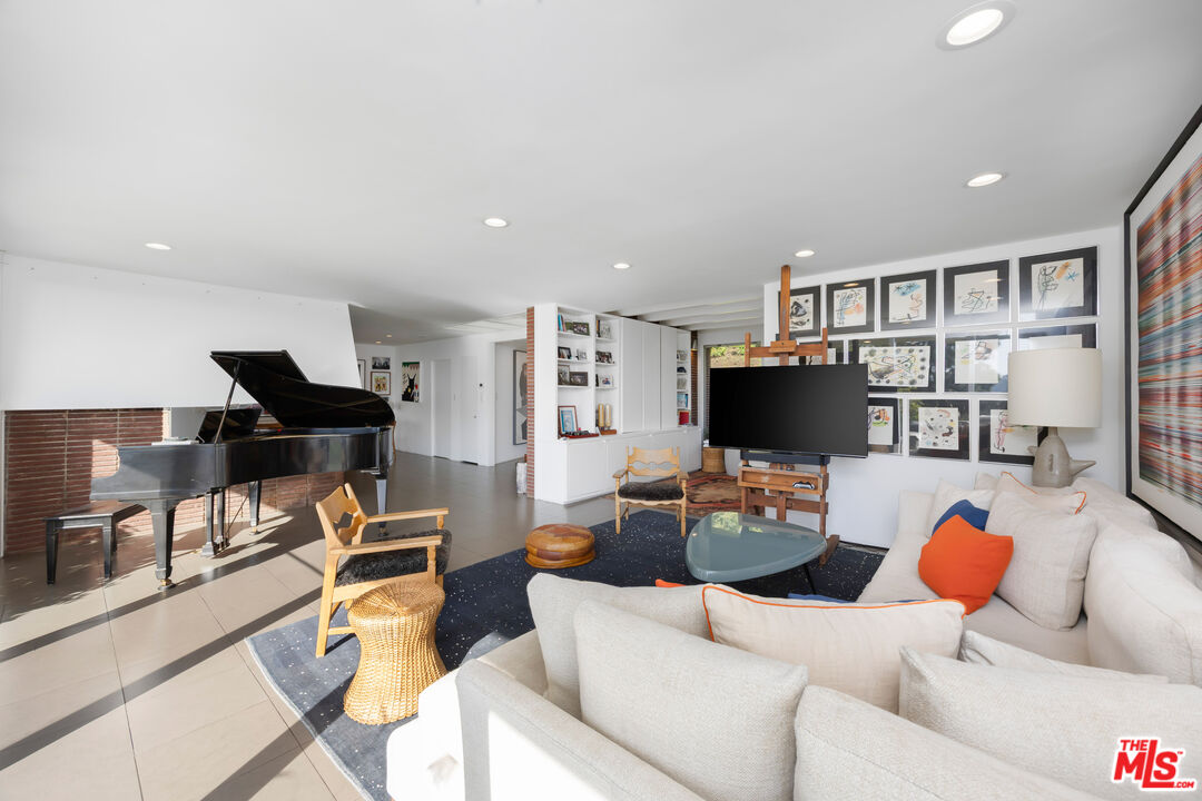 765 N Tigertail Rd, Brentwood