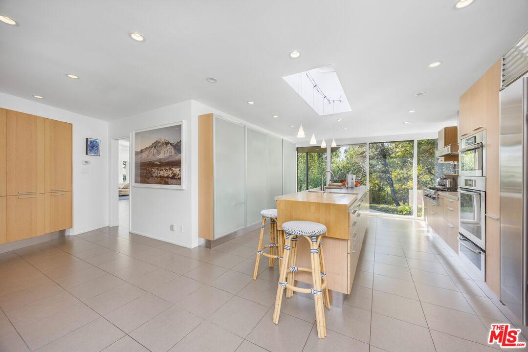 765 N Tigertail Rd, Brentwood