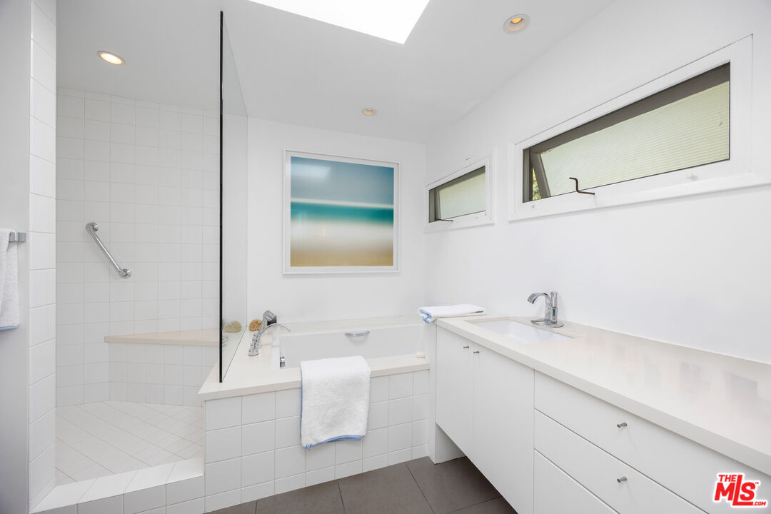 765 N Tigertail Rd, Brentwood