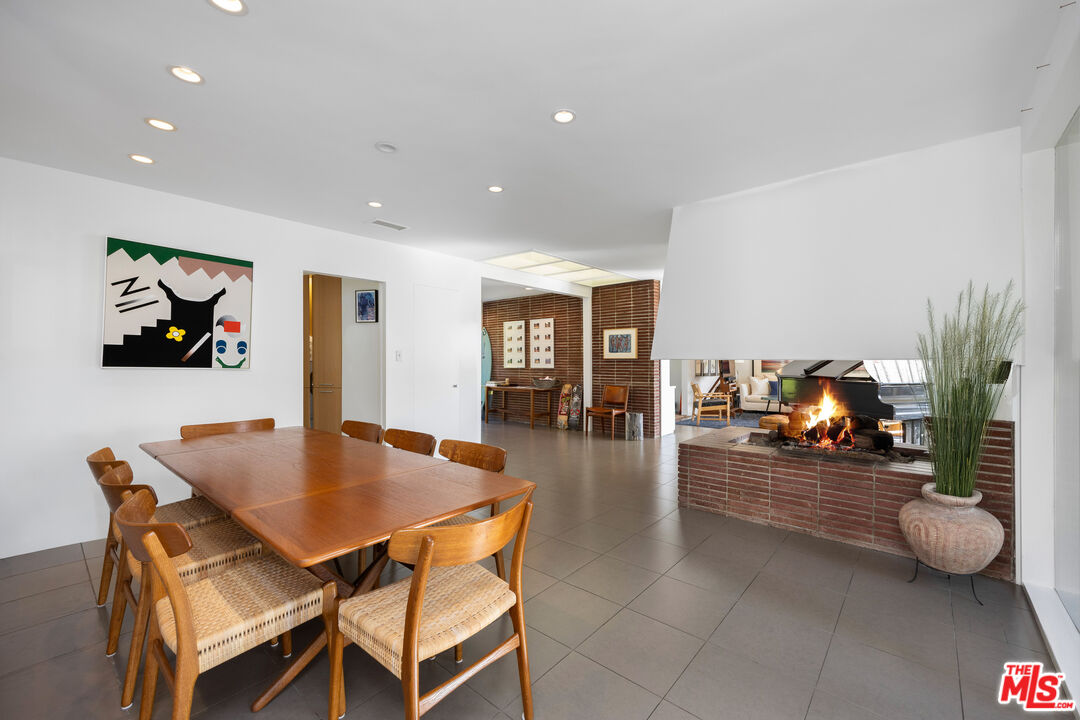 765 N Tigertail Rd, Brentwood