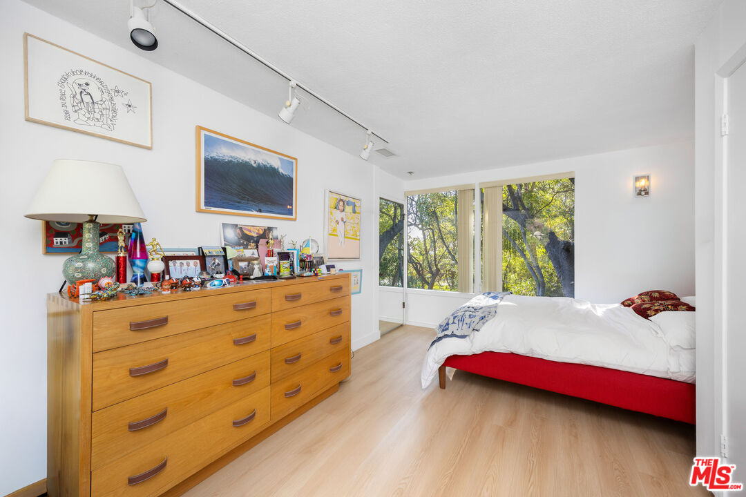 765 N Tigertail Rd, Brentwood