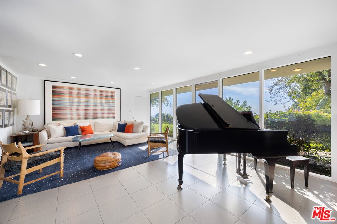 765 N Tigertail Rd, Brentwood