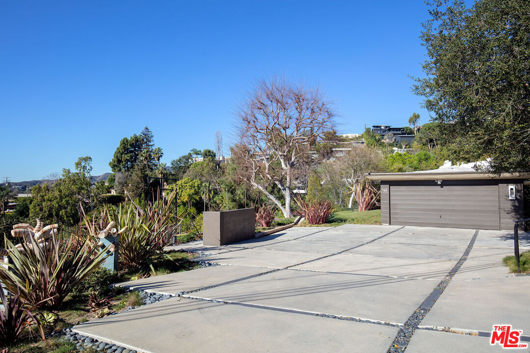 765 N Tigertail Rd, Brentwood