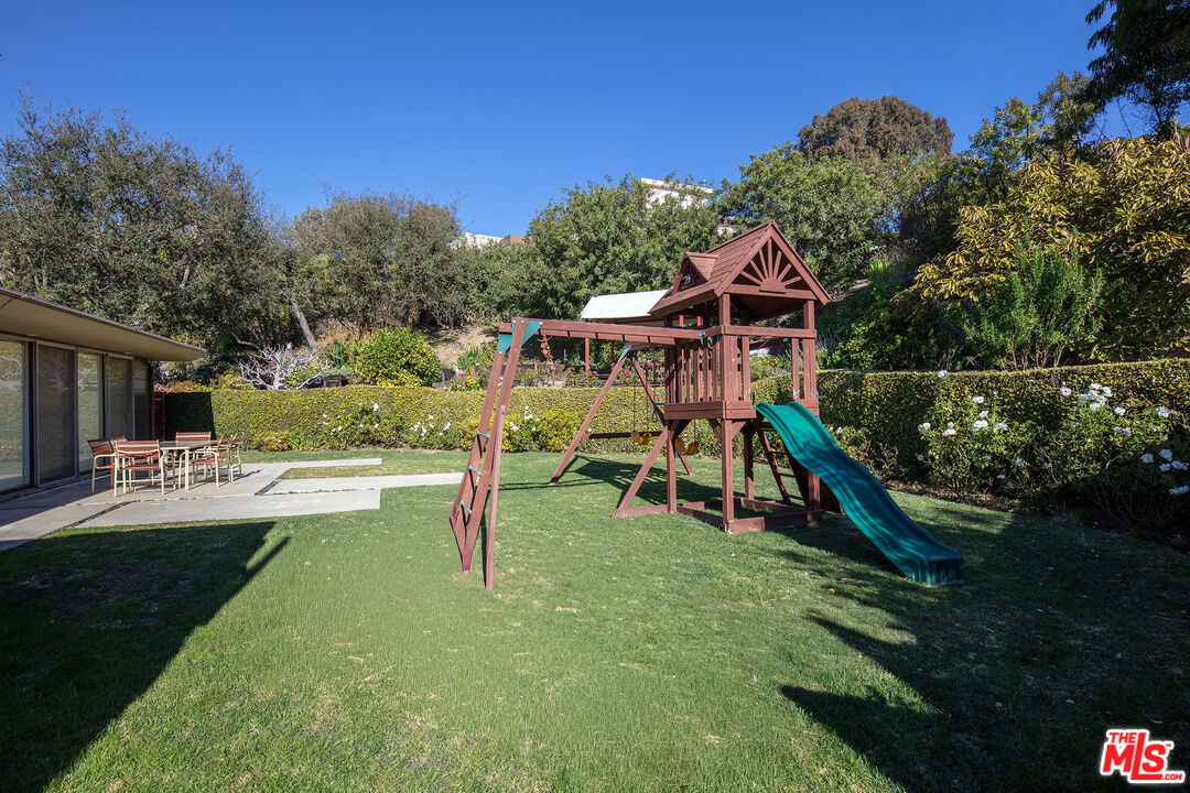 765 N Tigertail Rd, Brentwood