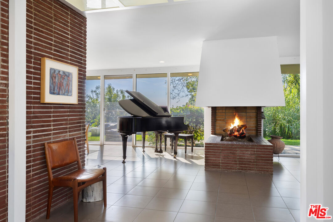 765 N Tigertail Rd, Brentwood