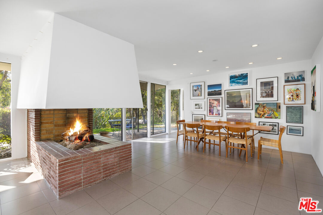 765 N Tigertail Rd, Brentwood