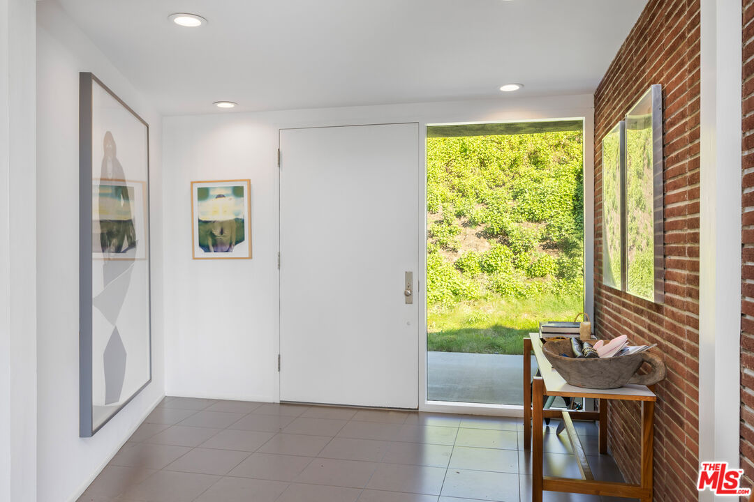 765 N Tigertail Rd, Brentwood