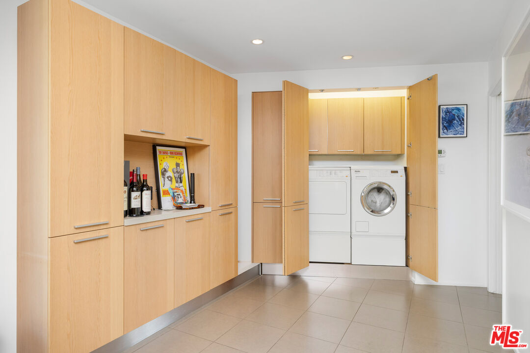 765 N Tigertail Rd, Brentwood