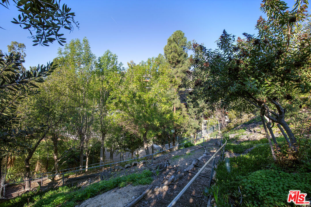 765 N Tigertail Rd, Brentwood