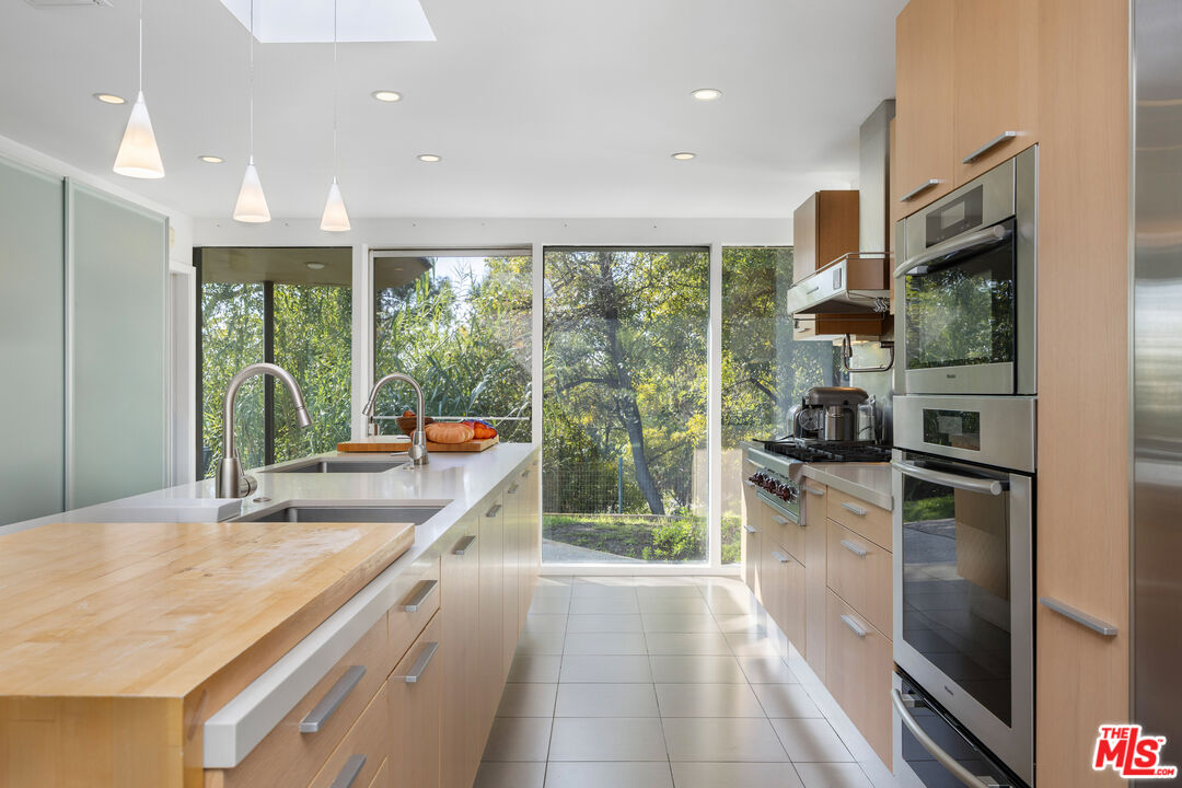 765 N Tigertail Rd, Brentwood