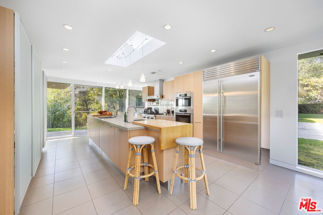 765 N Tigertail Rd, Brentwood