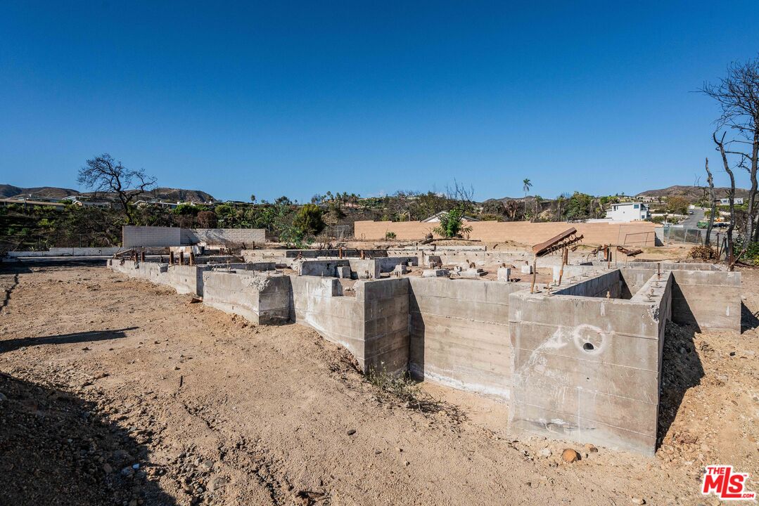 635 Lachman Ln, Pacific Palisades