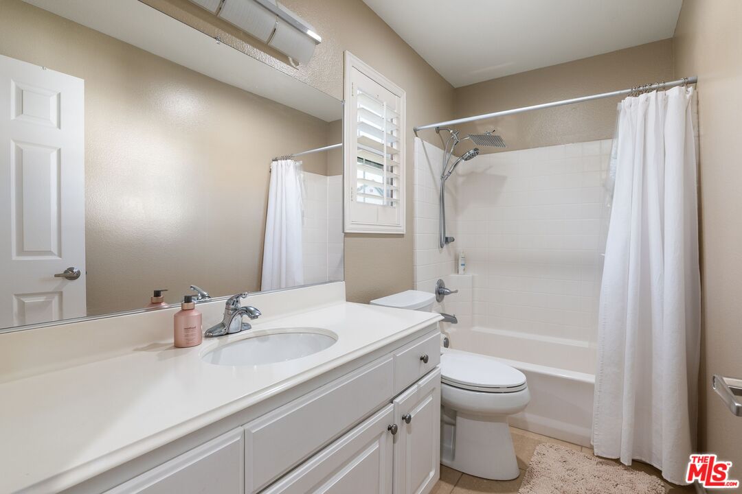 26951 Cape Cod Dr, Valencia