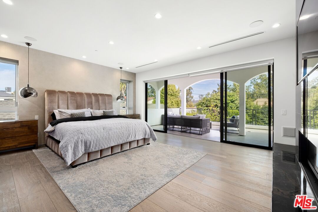 1940 Kelton Ave, Westwood