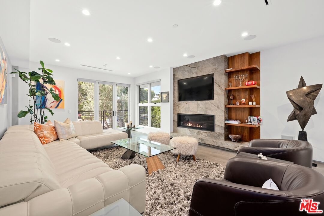 1940 Kelton Ave, Westwood