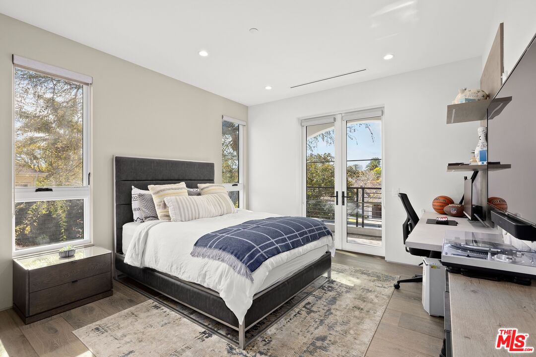 1940 Kelton Ave, Westwood